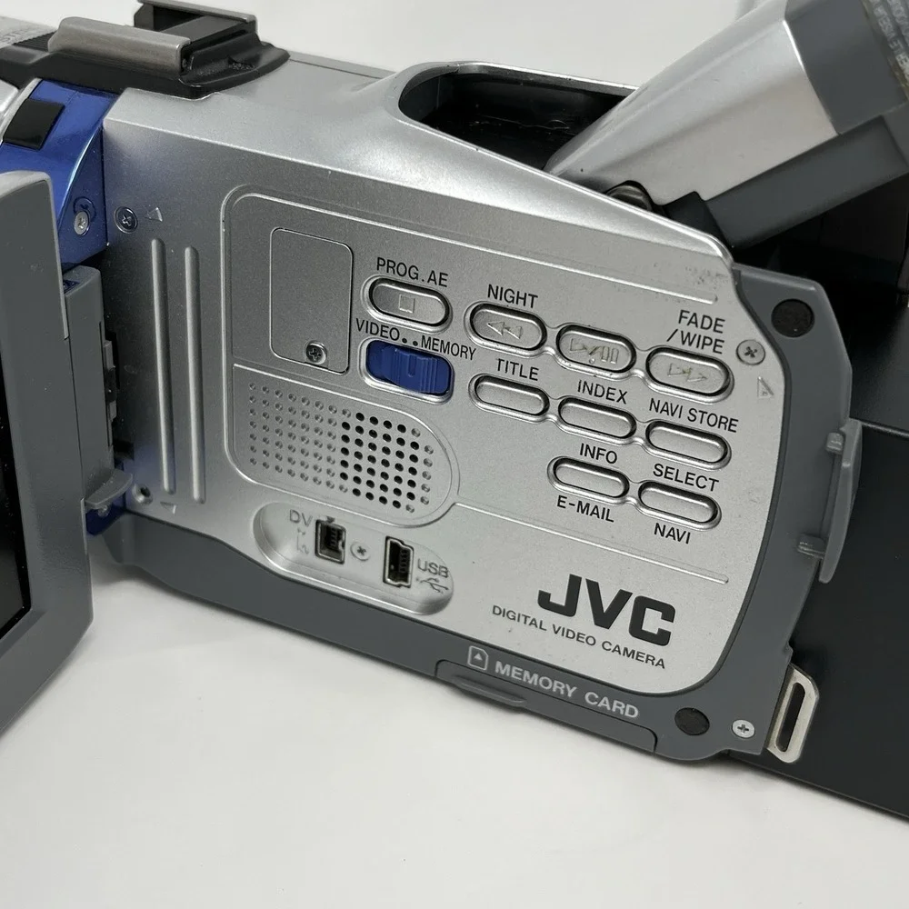 JVC GR-DV800U MiniDV Camcorder 300x Digital Video Camera – Powers On, LCD Not Wo